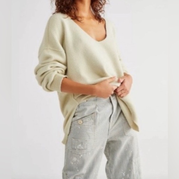 Free People Oversized Sweater Women’s S Marzipan Ivory V Neck Pullover Boho Soft - Picture 2 of 14